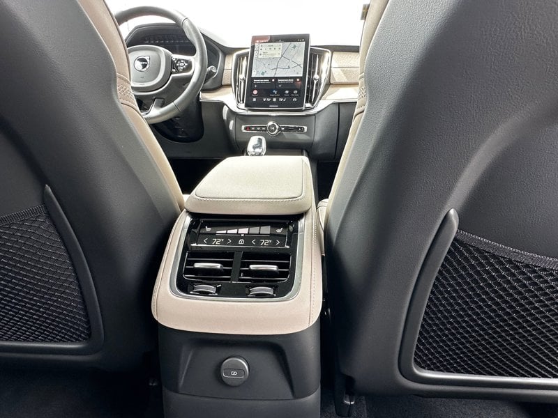 2025 Volvo XC90 plug-in hybrid - Image 12