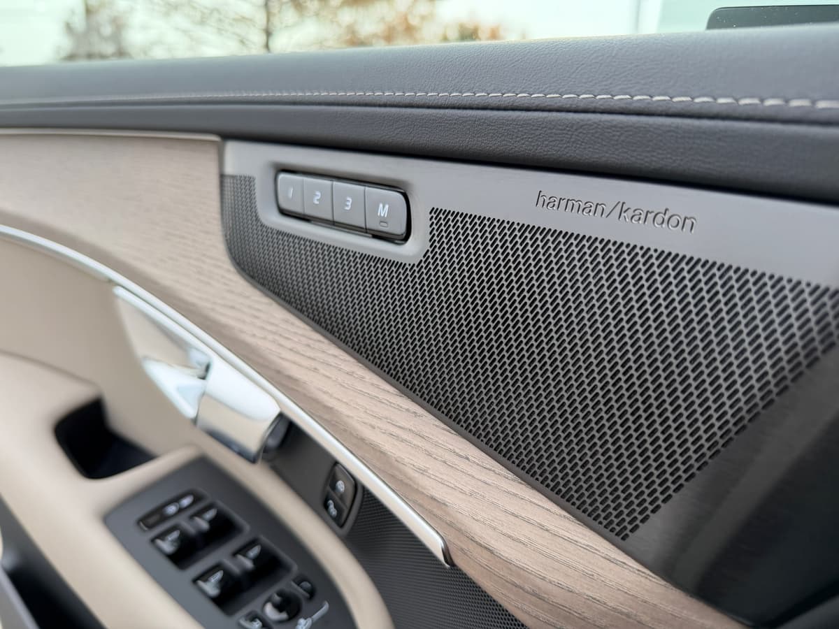 2026 Volvo XC90 plug-in hybrid - Image 18