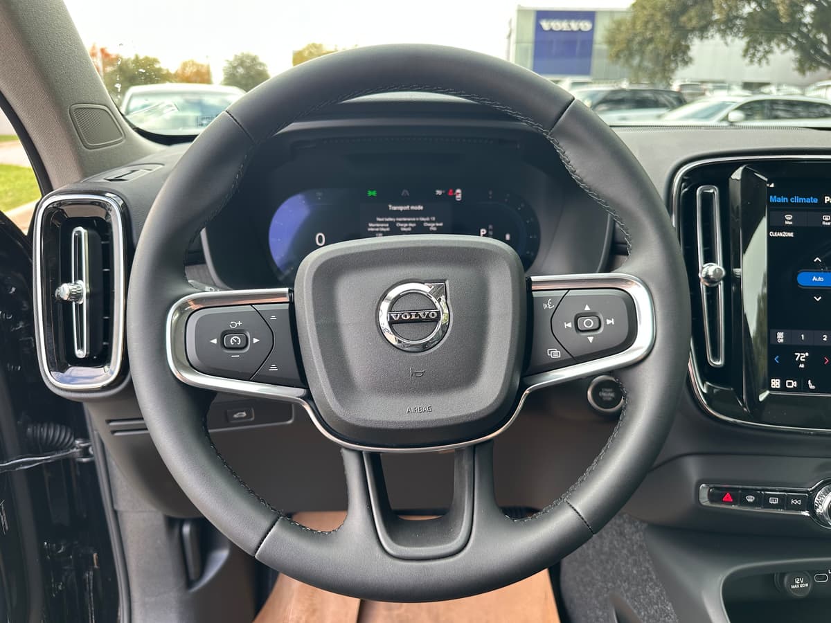 2025 Volvo XC40 - Image 13