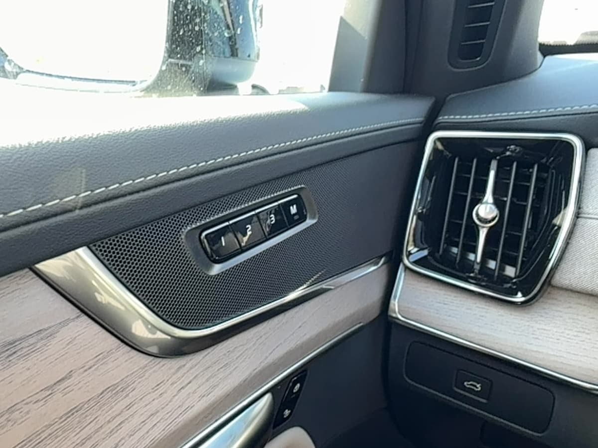 2026 Volvo XC90 - Image 18