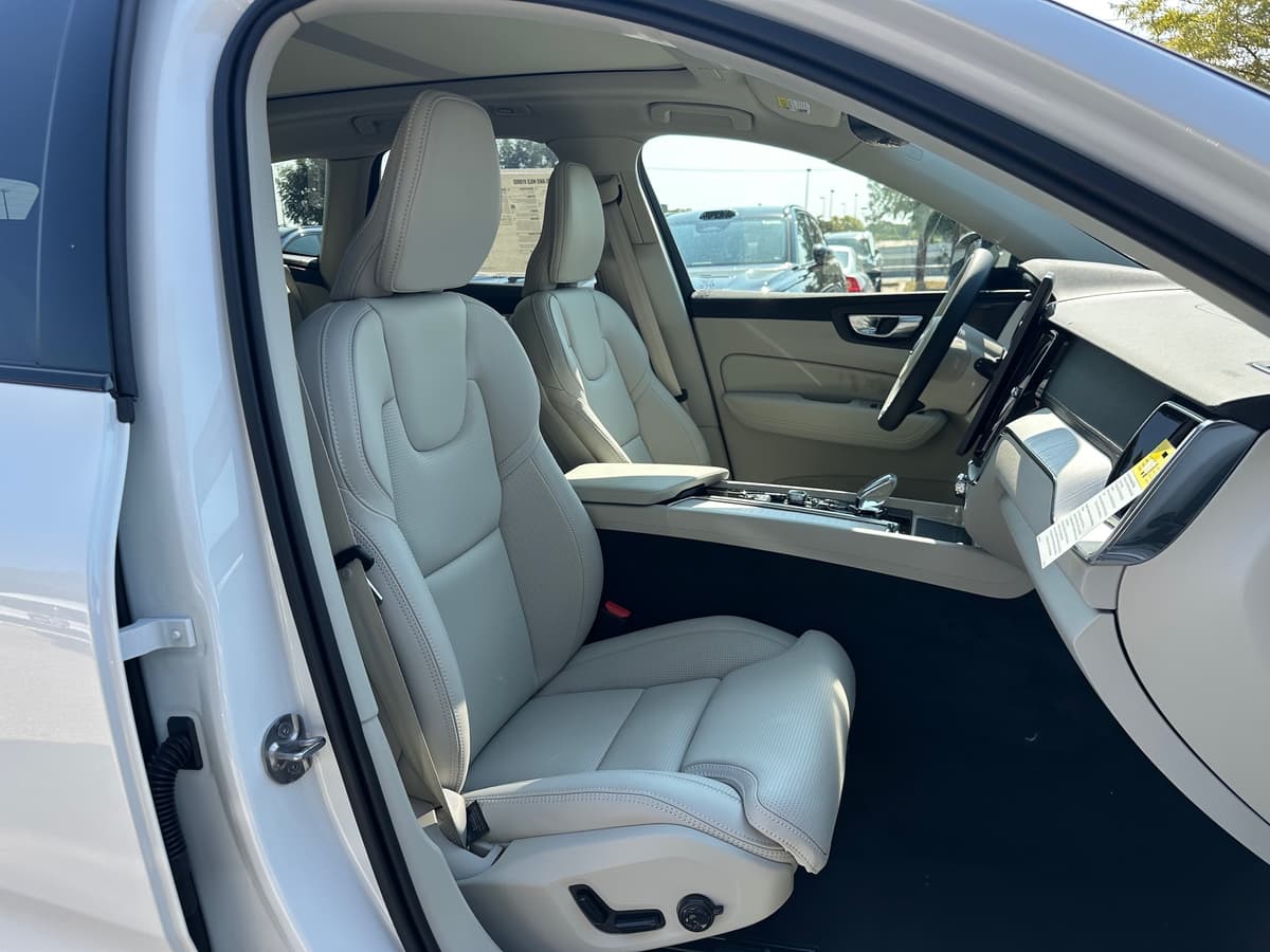 2026 Volvo XC60 - Image 8