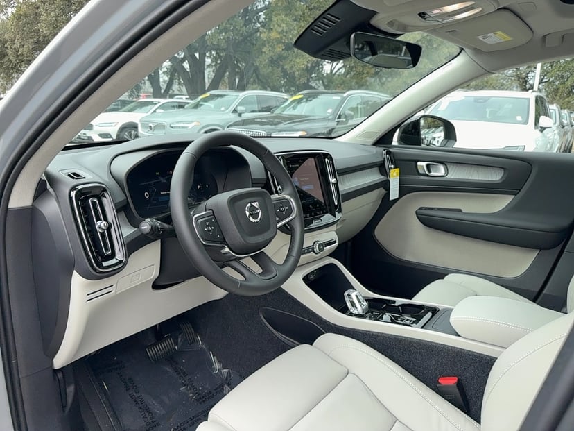 2026 Volvo XC40 - Image 12