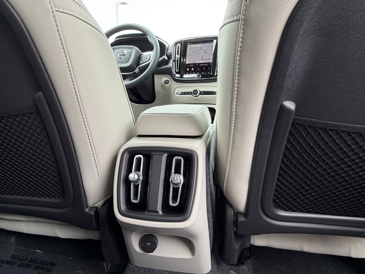 2026 Volvo XC40 - Image 11