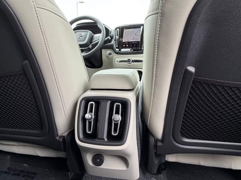 2026 Volvo XC40 - Image 11