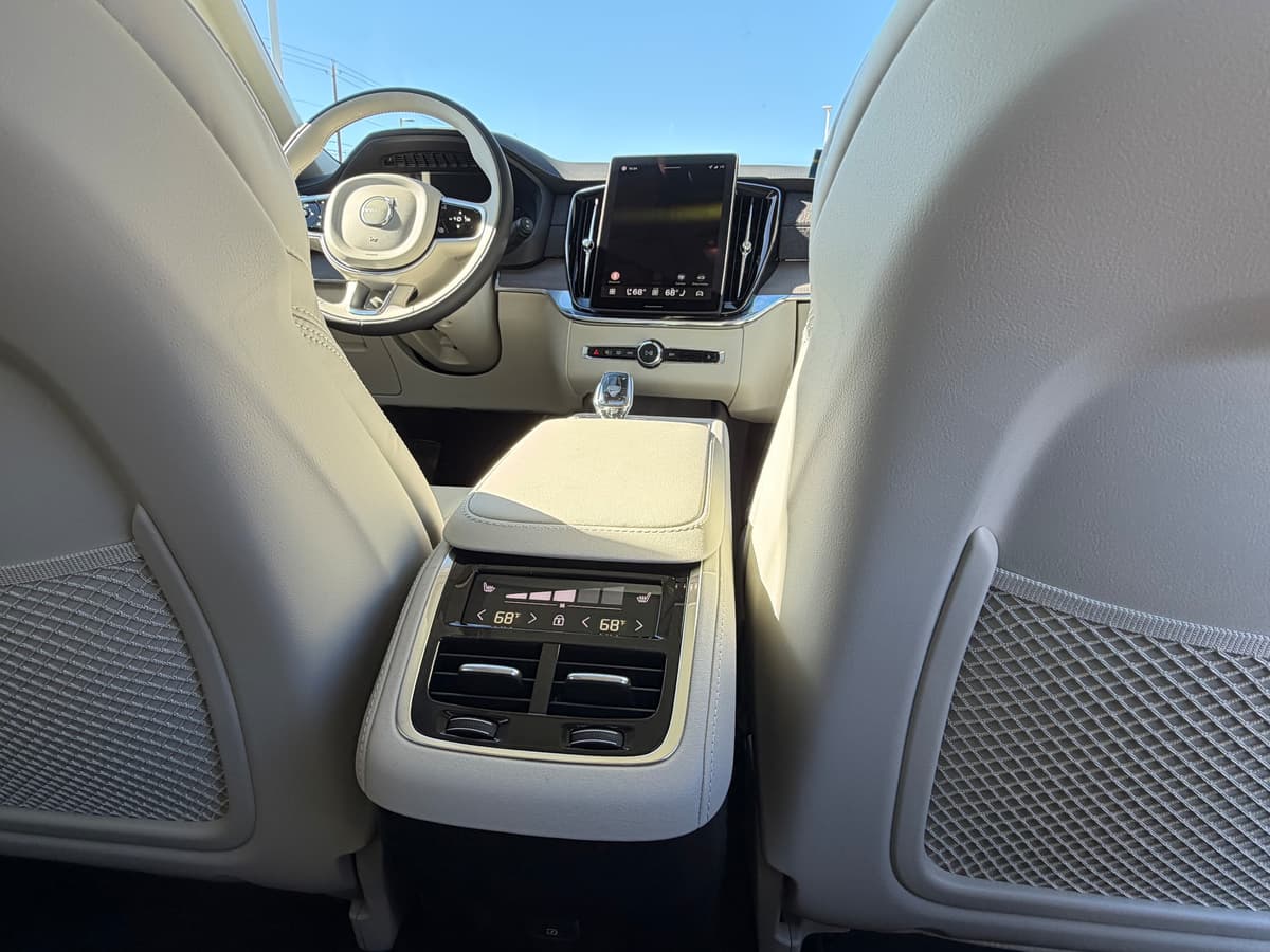2026 Volvo XC90 - Image 12