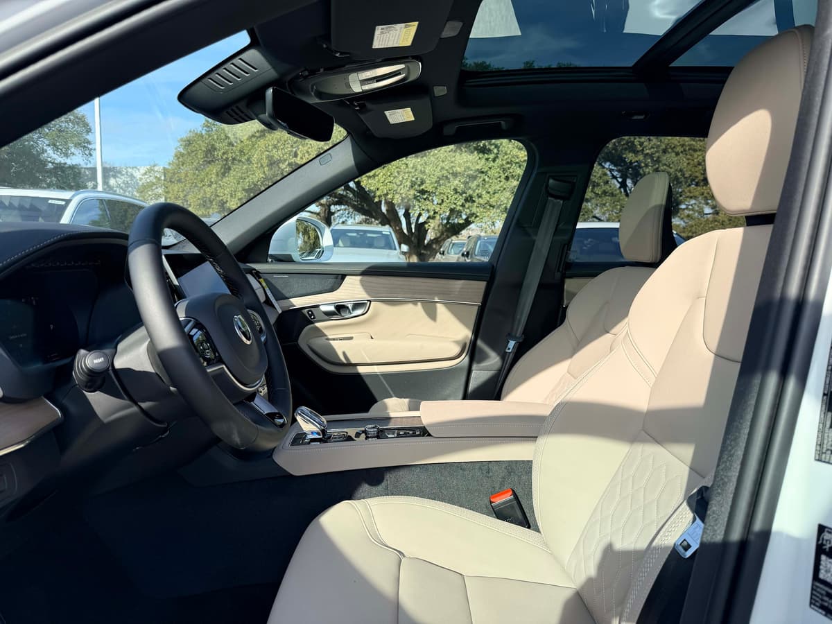 2026 Volvo XC90 plug-in hybrid - Image 12