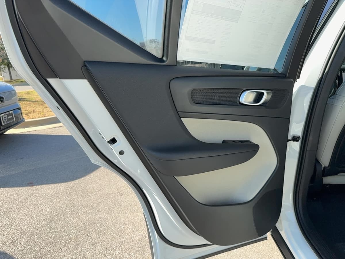 2026 Volvo XC40 - Image 14