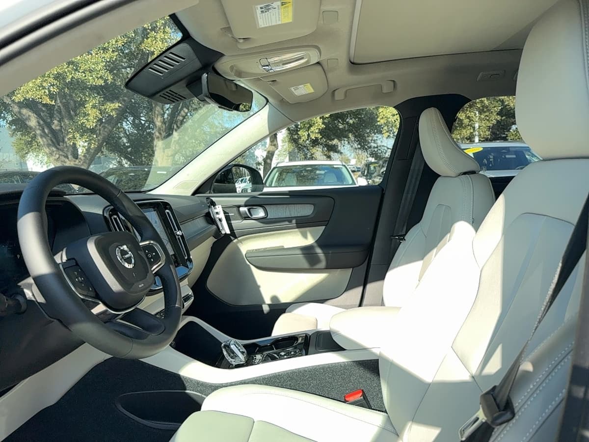 2026 Volvo XC40 - Image 9