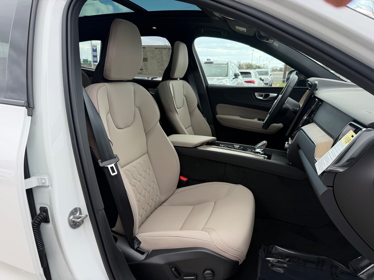 2026 Volvo XC60 plug-in hybrid - Image 8