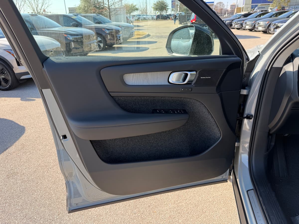 2026 Volvo XC40 - Image 17