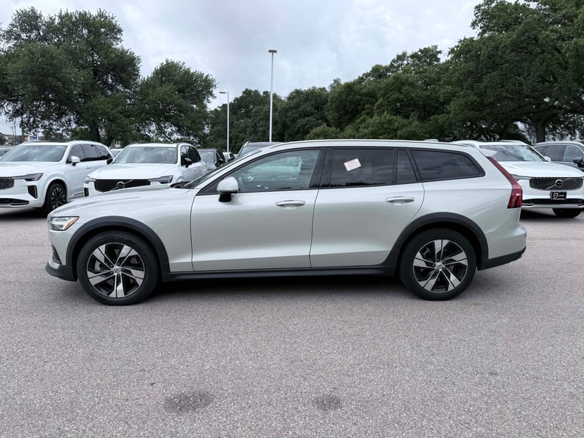 2020 Volvo V60 Cross Country - Image 2