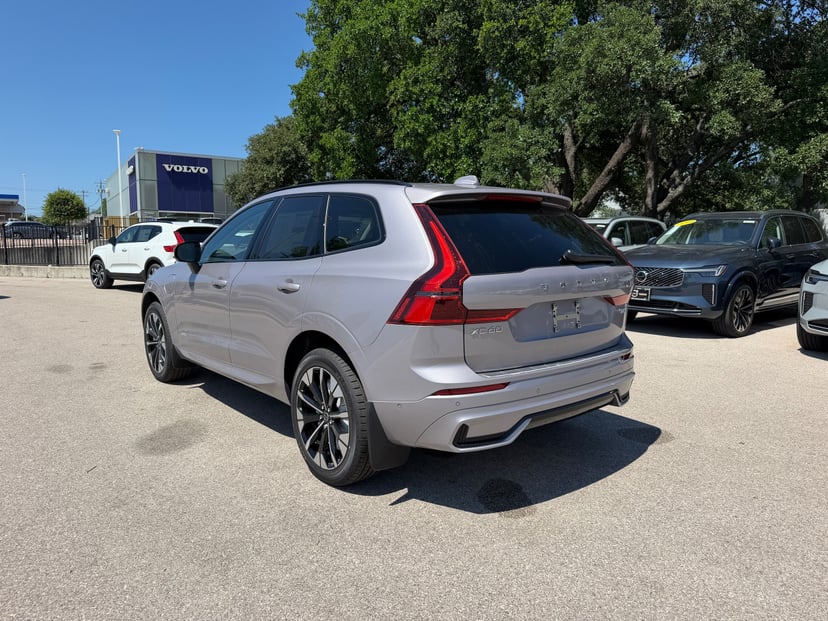 2026 Volvo XC60 plug-in hybrid - Image 3