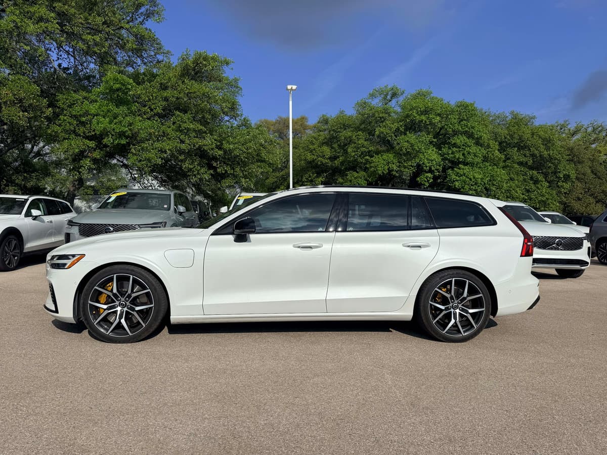 2024 Volvo V60 plug-in hybrid - Image 3