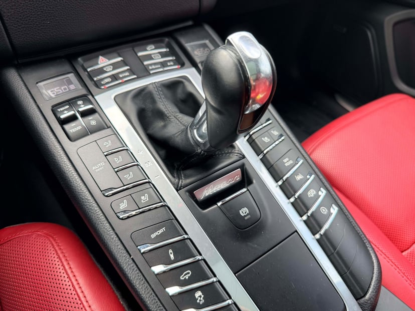 2018 Porsche Macan - Image 25
