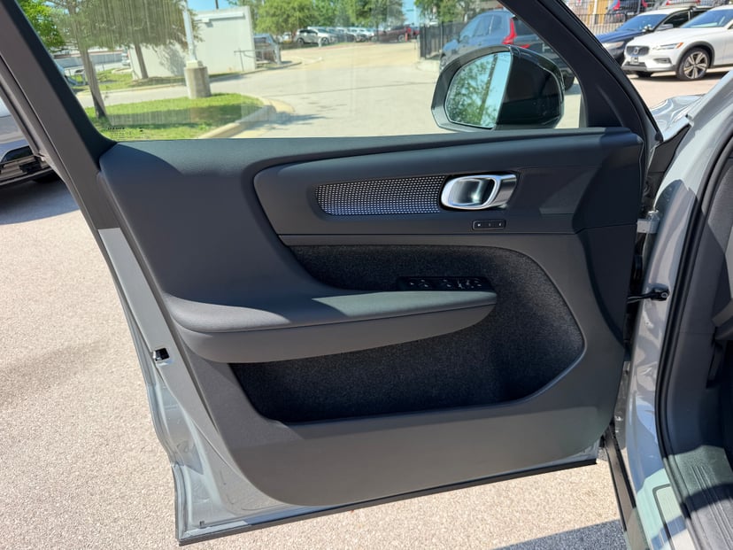 2026 Volvo EX40 - Image 16