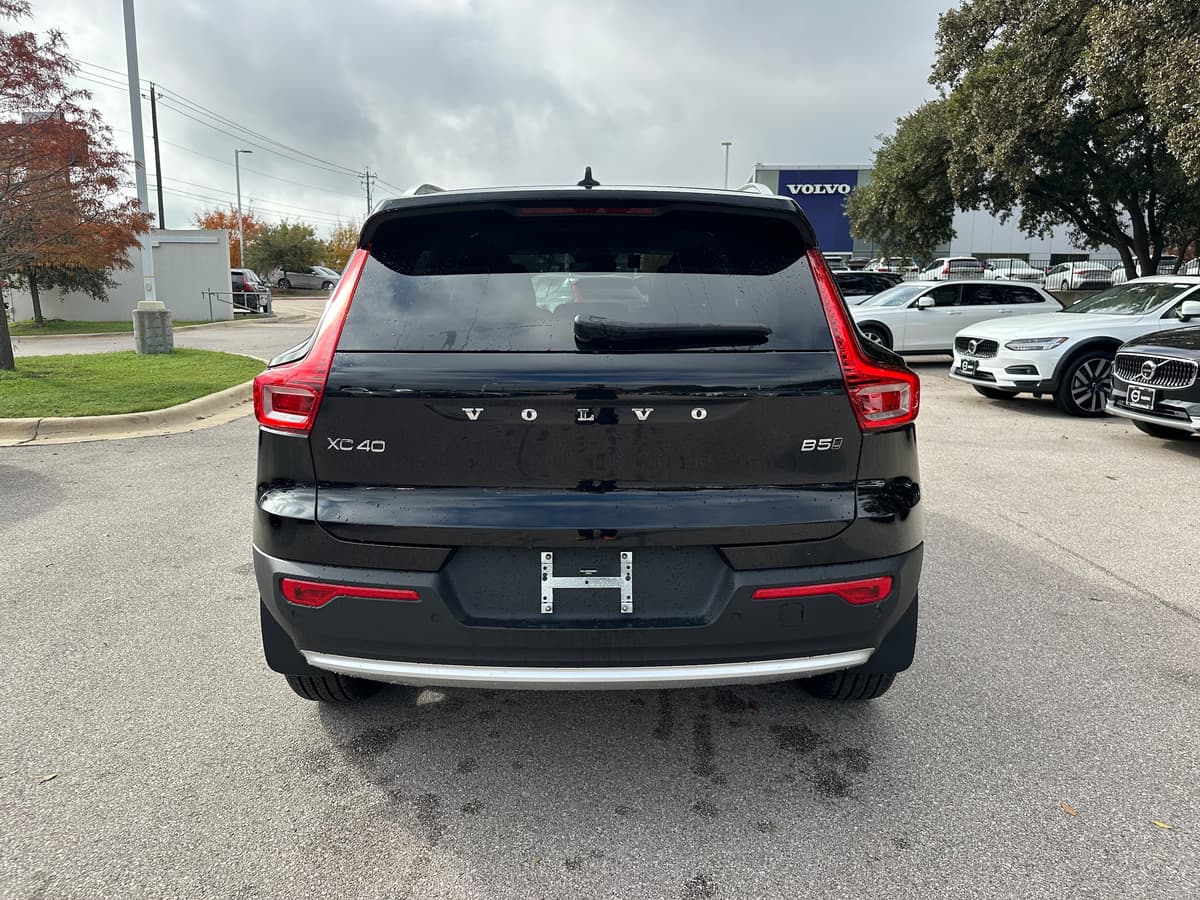 2025 Volvo XC40 - Image 5