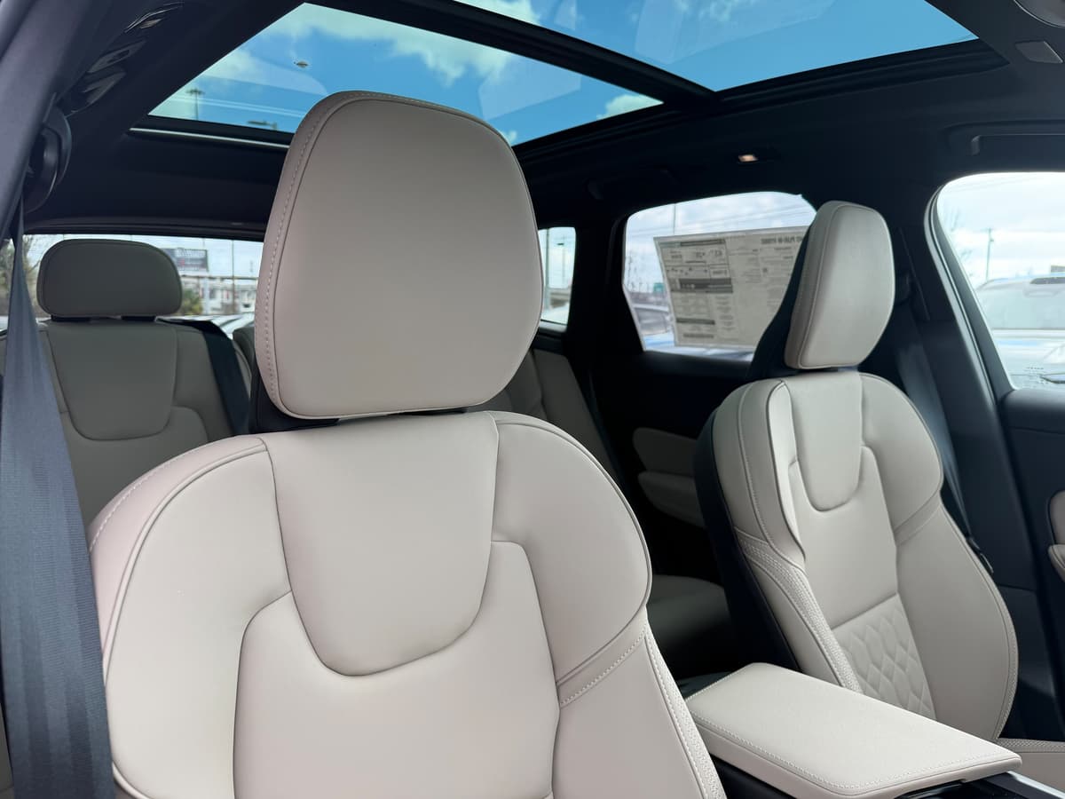 2026 Volvo XC60 plug-in hybrid - Image 9