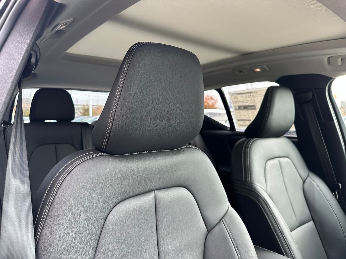 2025 Volvo XC40 - Image 9