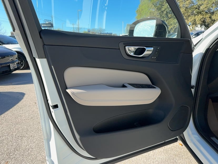 2026 Volvo XC60 - Image 8