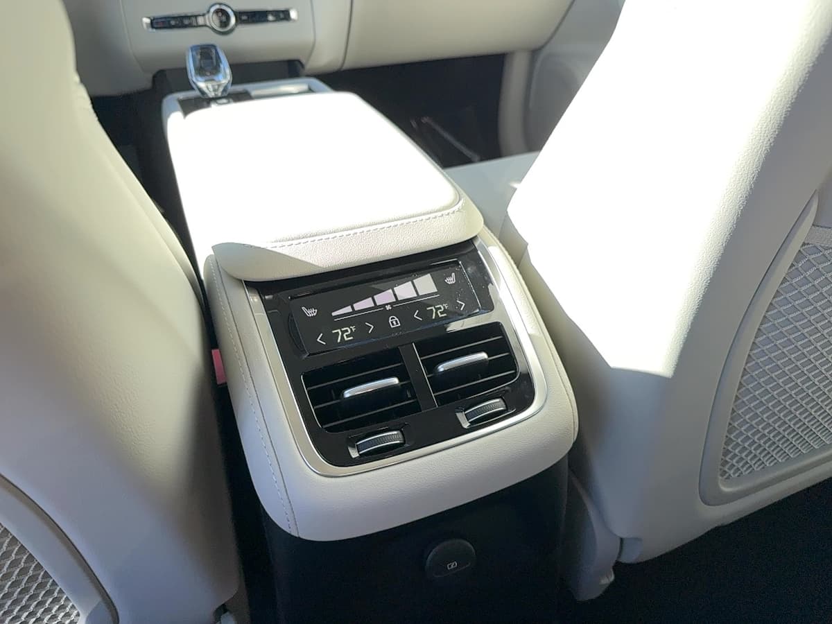 2026 Volvo XC90 plug-in hybrid - Image 16