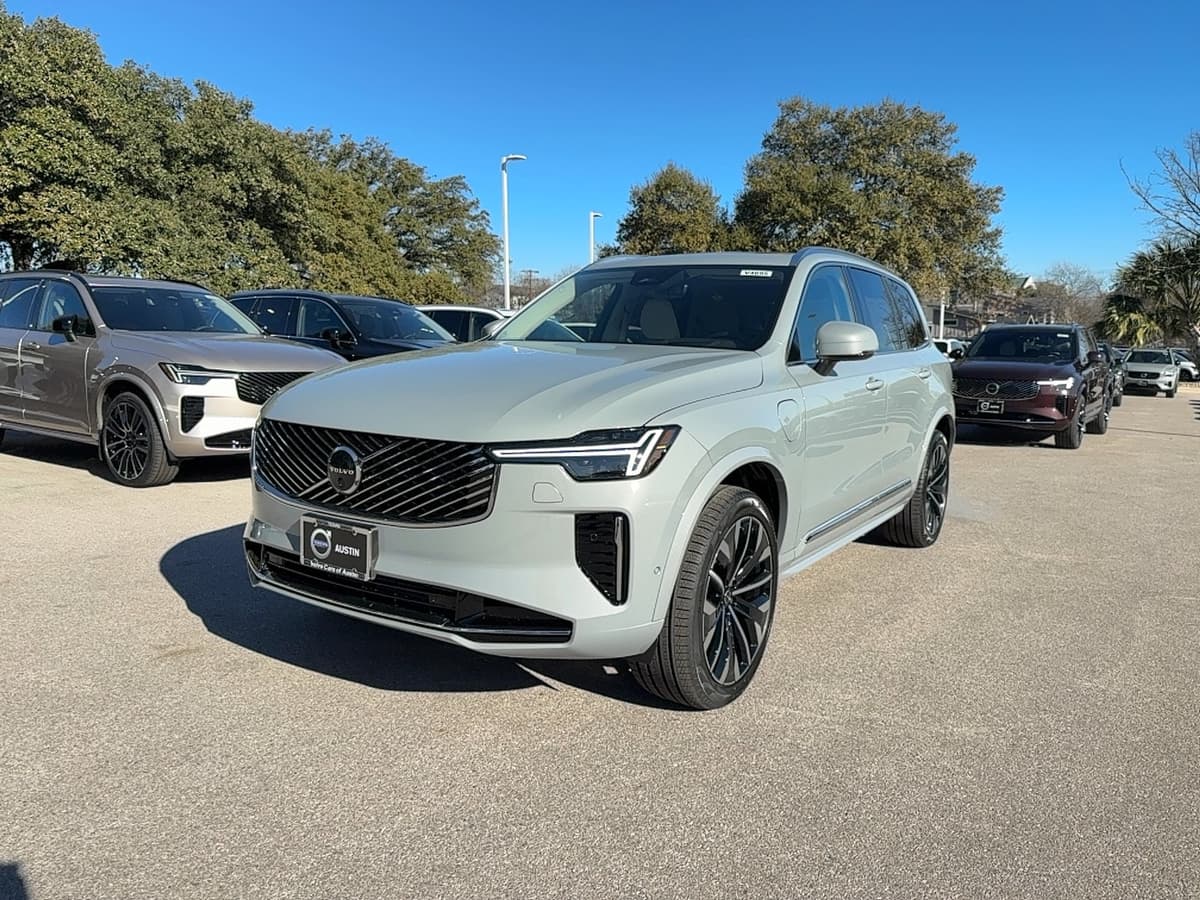 2026 Volvo XC90 plug-in hybrid - Image 2