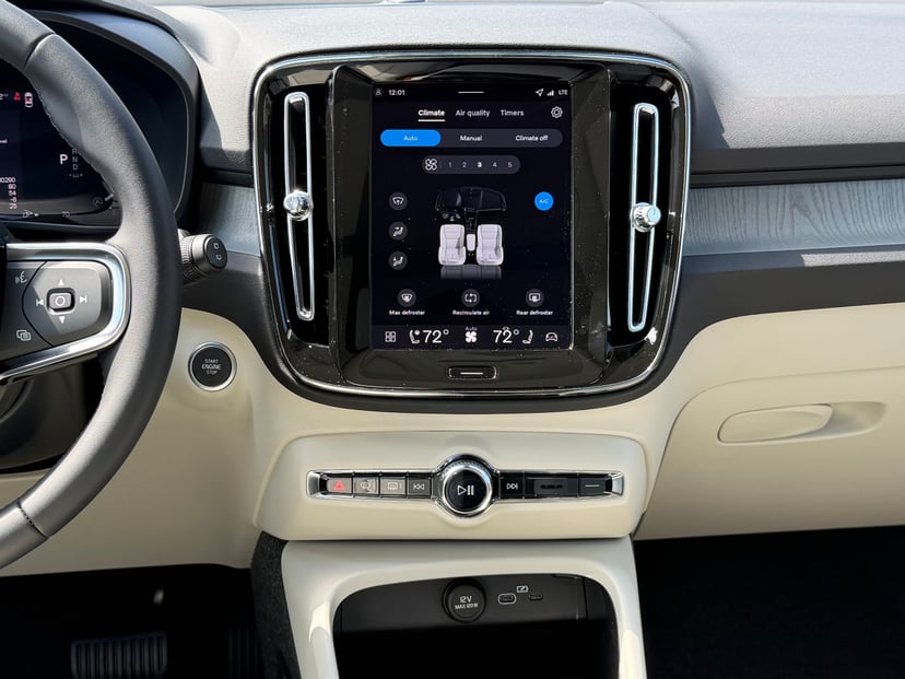 2026 Volvo XC40 - Image 12