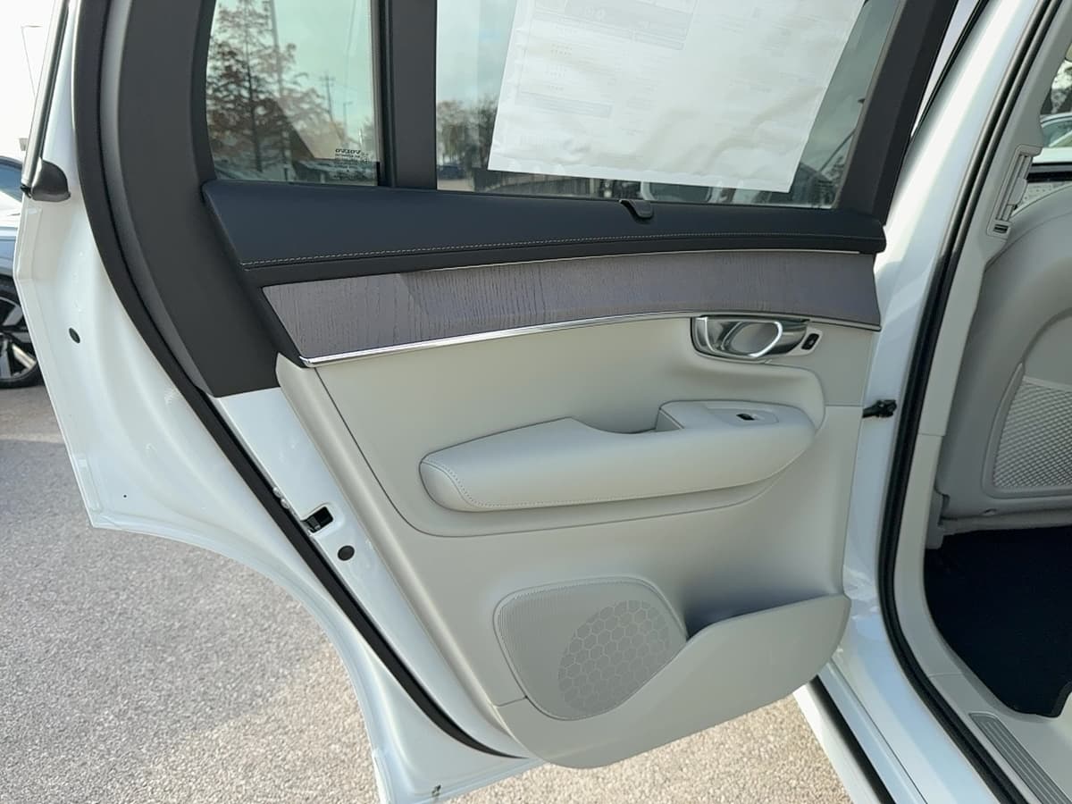 2026 Volvo XC90 plug-in hybrid - Image 13
