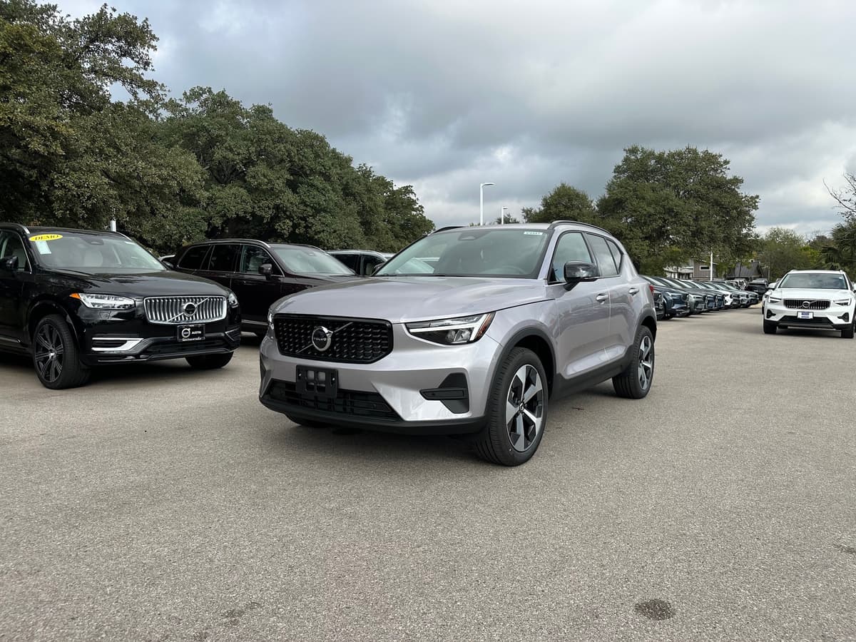 2026 Volvo XC40 - Image 2