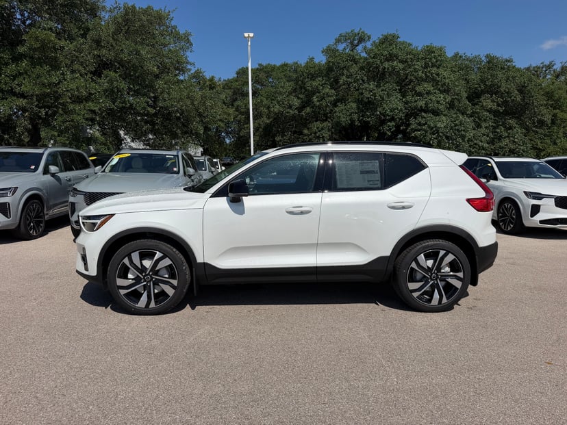 2026 Volvo XC40 - Image 3