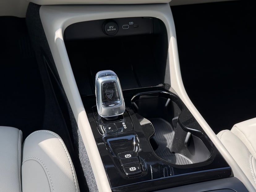 2026 Volvo XC40 - Image 13