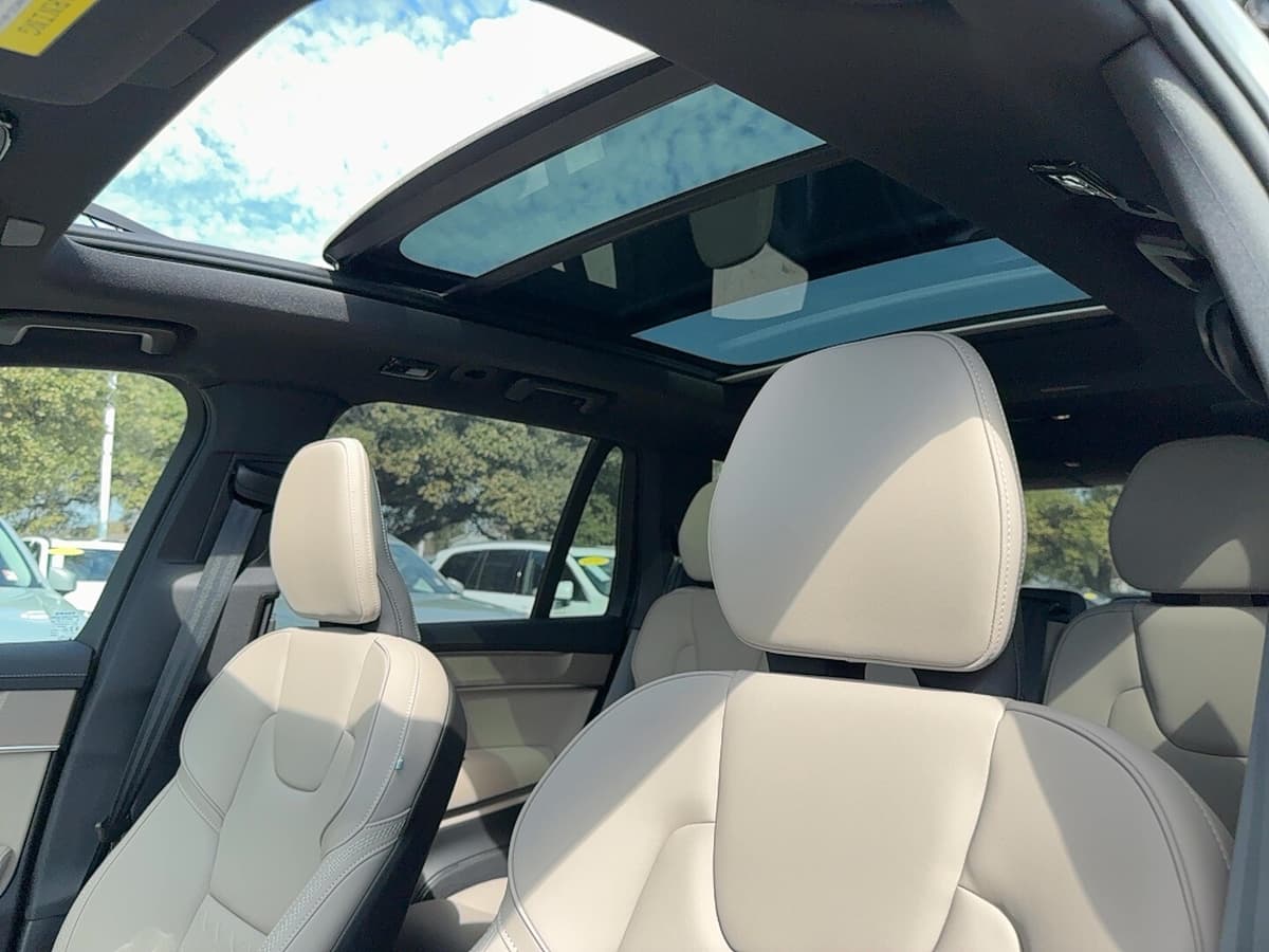 2026 Volvo XC90 plug-in hybrid - Image 12