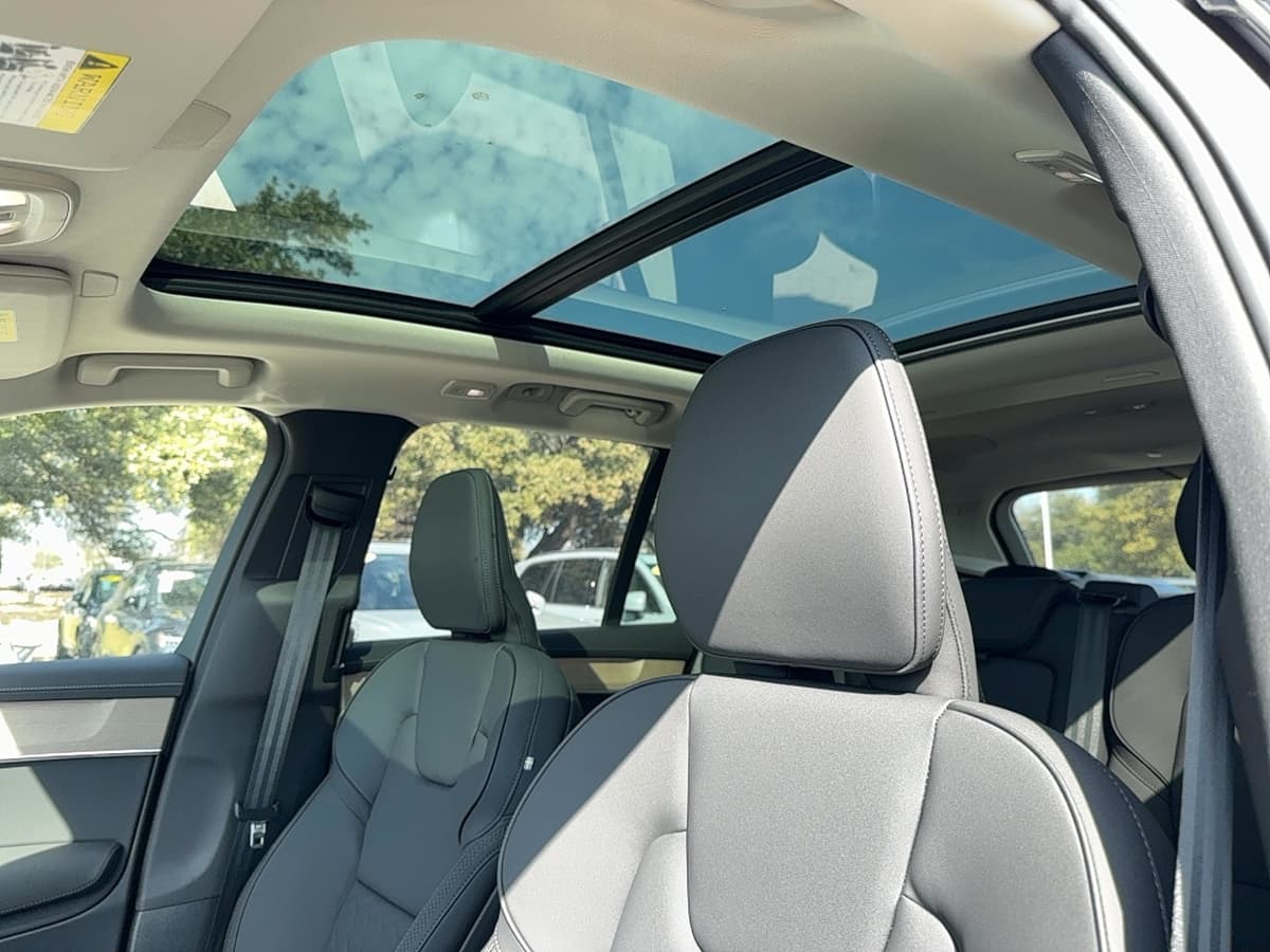 2026 Volvo XC90 plug-in hybrid - Image 12