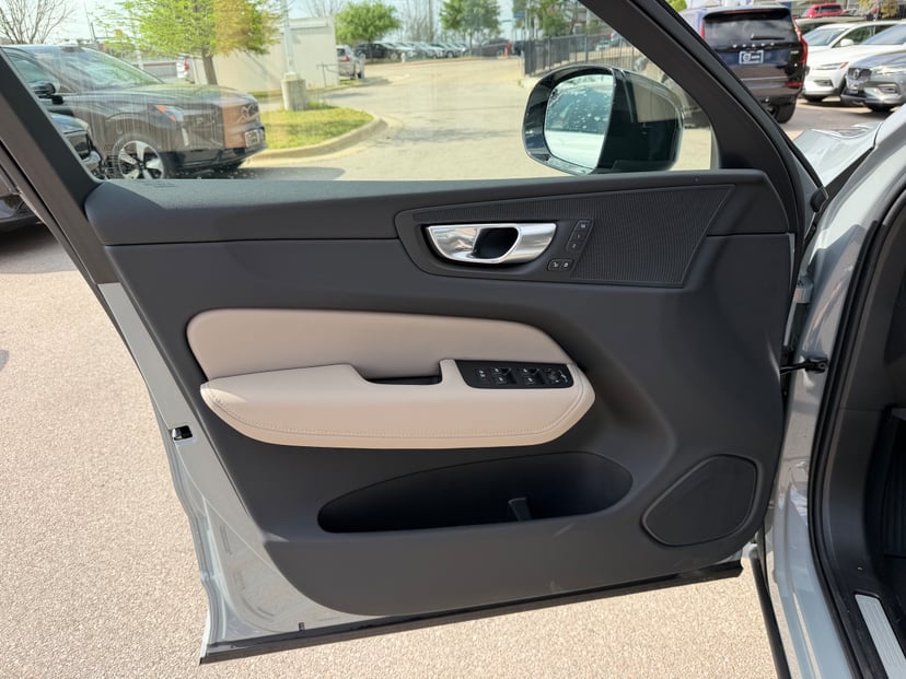2026 Volvo XC60 - Image 16