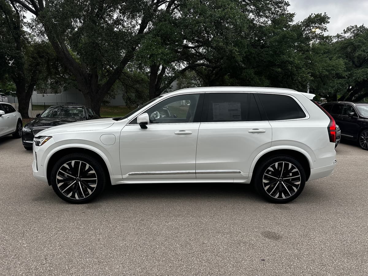2025 Volvo XC90 plug-in hybrid - Image 3