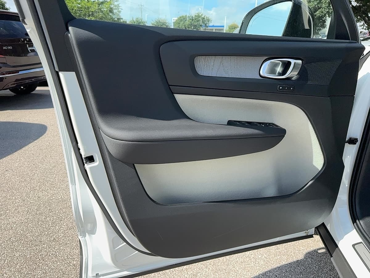 2026 Volvo XC40 - Image 11