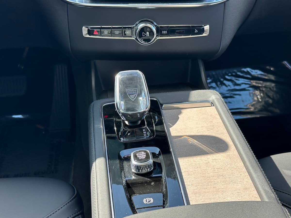 2025 Volvo XC90 plug-in hybrid - Image 12