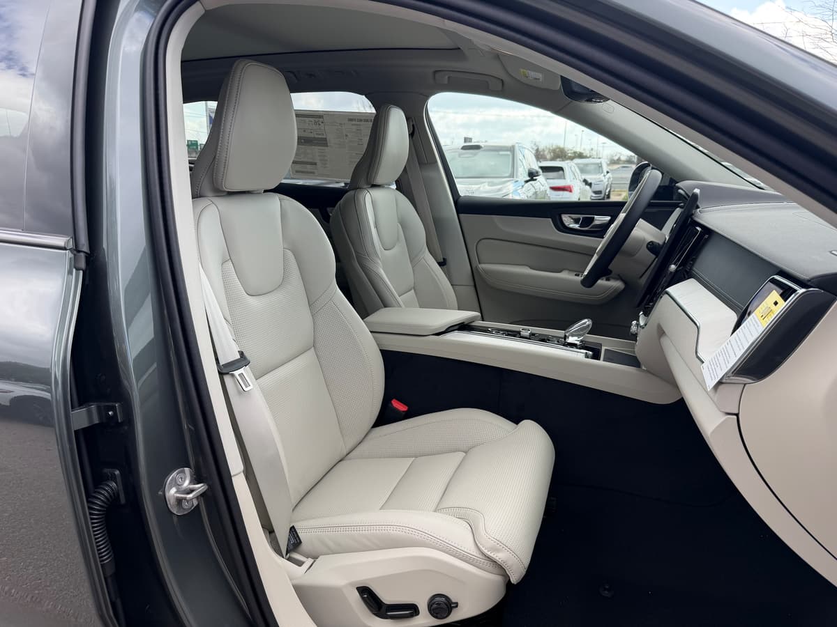 2026 Volvo XC60 - Image 8