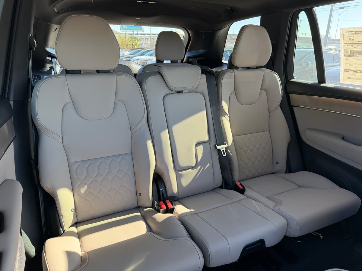 2026 Volvo XC90 plug-in hybrid - Image 10