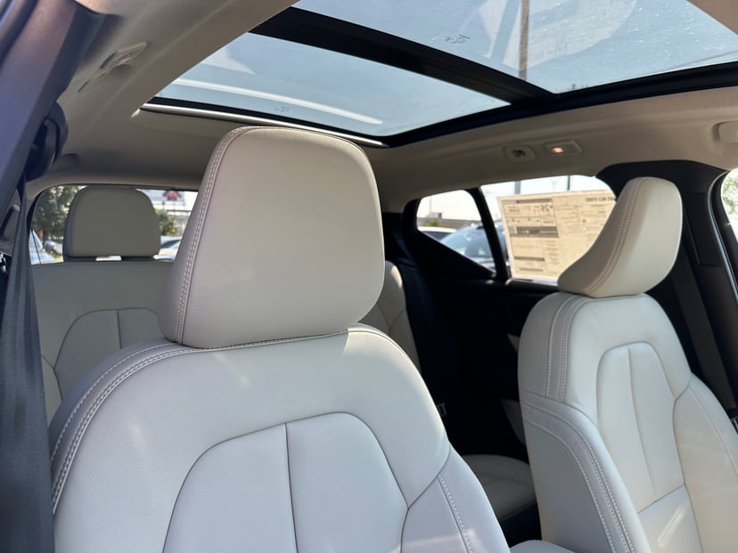 2026 Volvo XC40 - Image 8