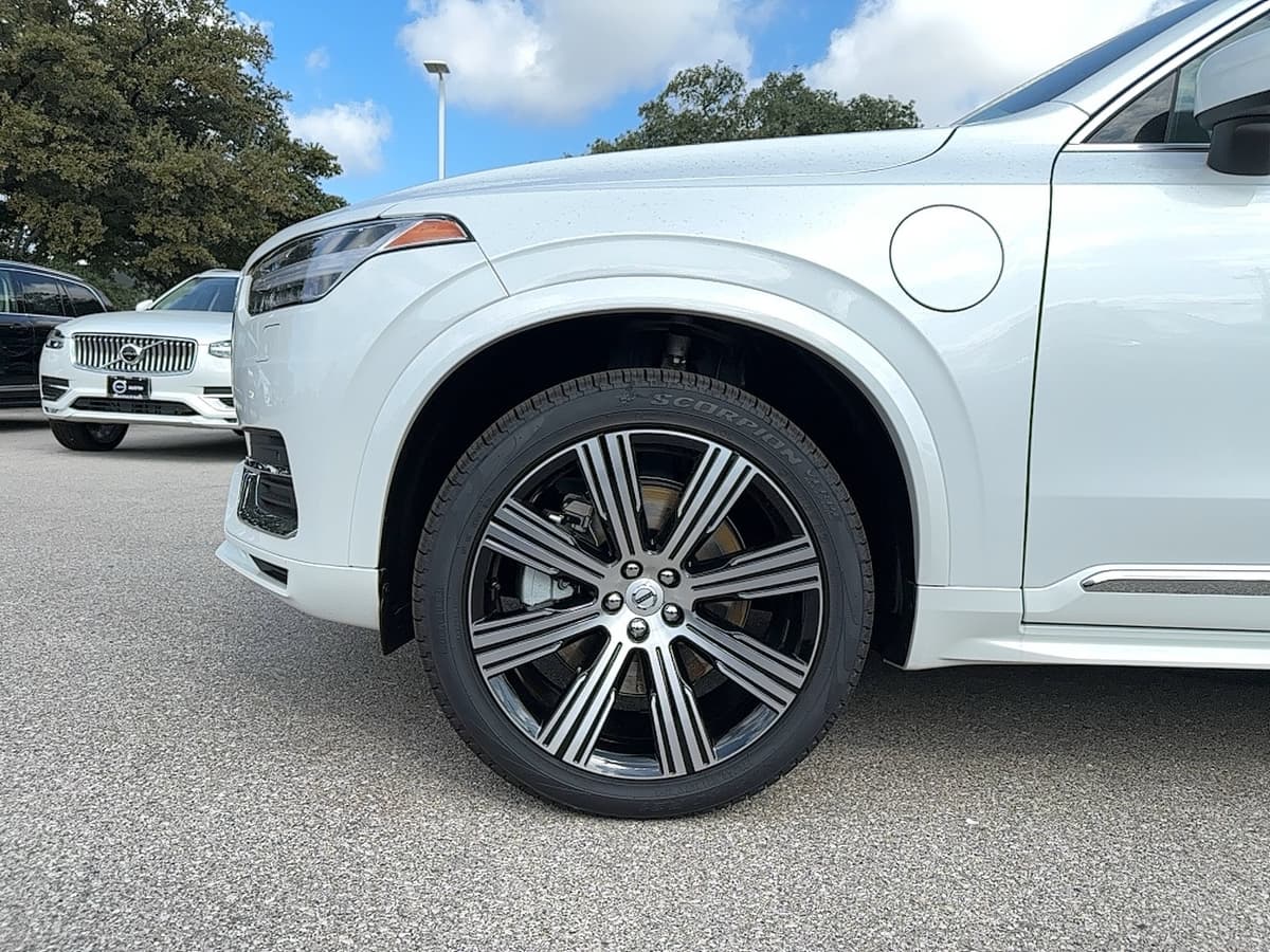 2025 Volvo XC90 plug-in hybrid - Image 10