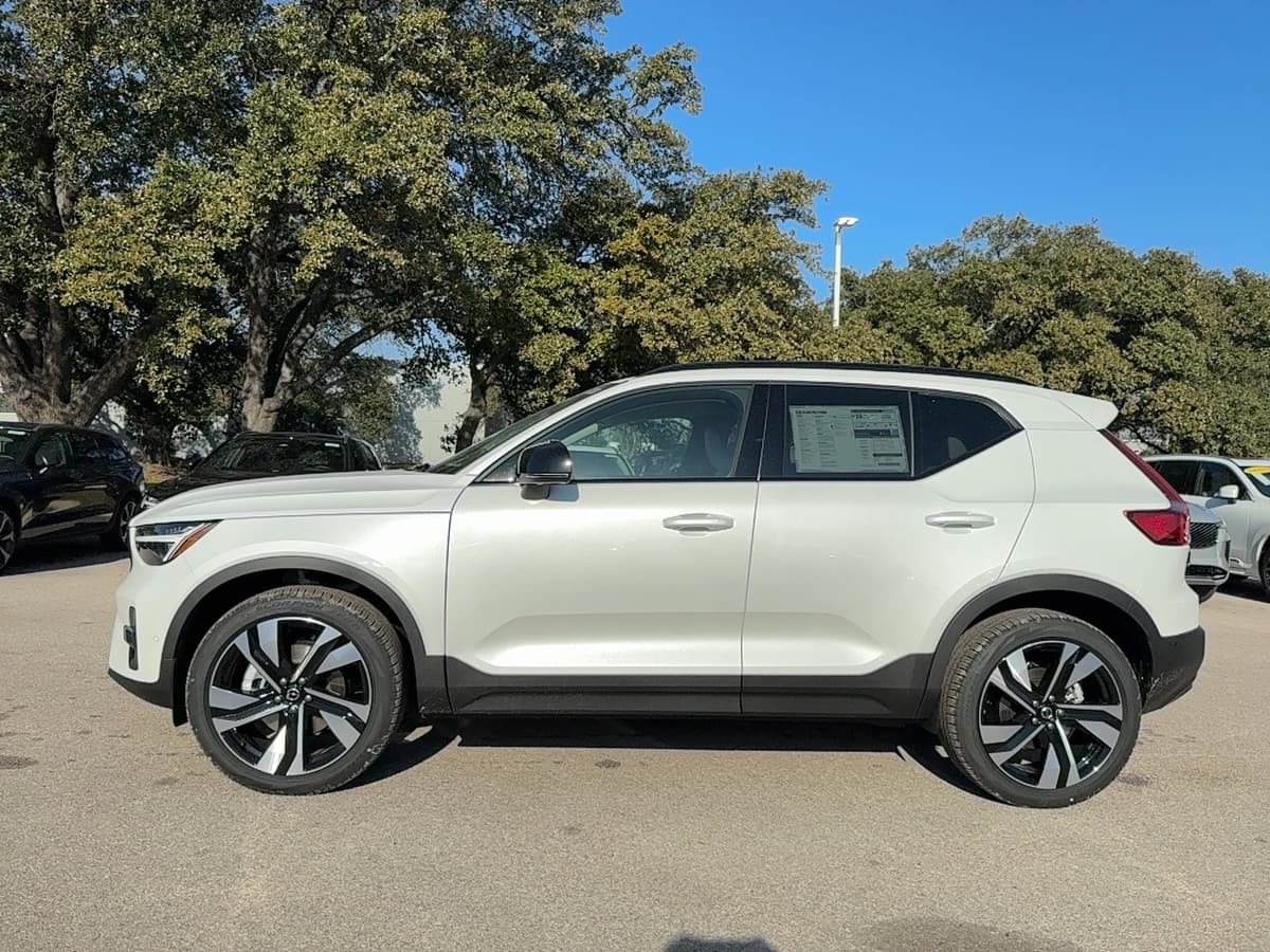 2026 Volvo XC40 - Image 3
