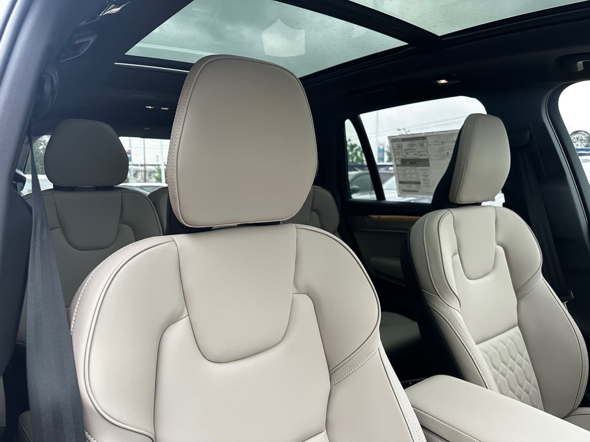 2025 Volvo XC90 plug-in hybrid - Image 9