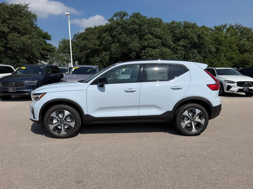 2026 Volvo XC40 - Image 2