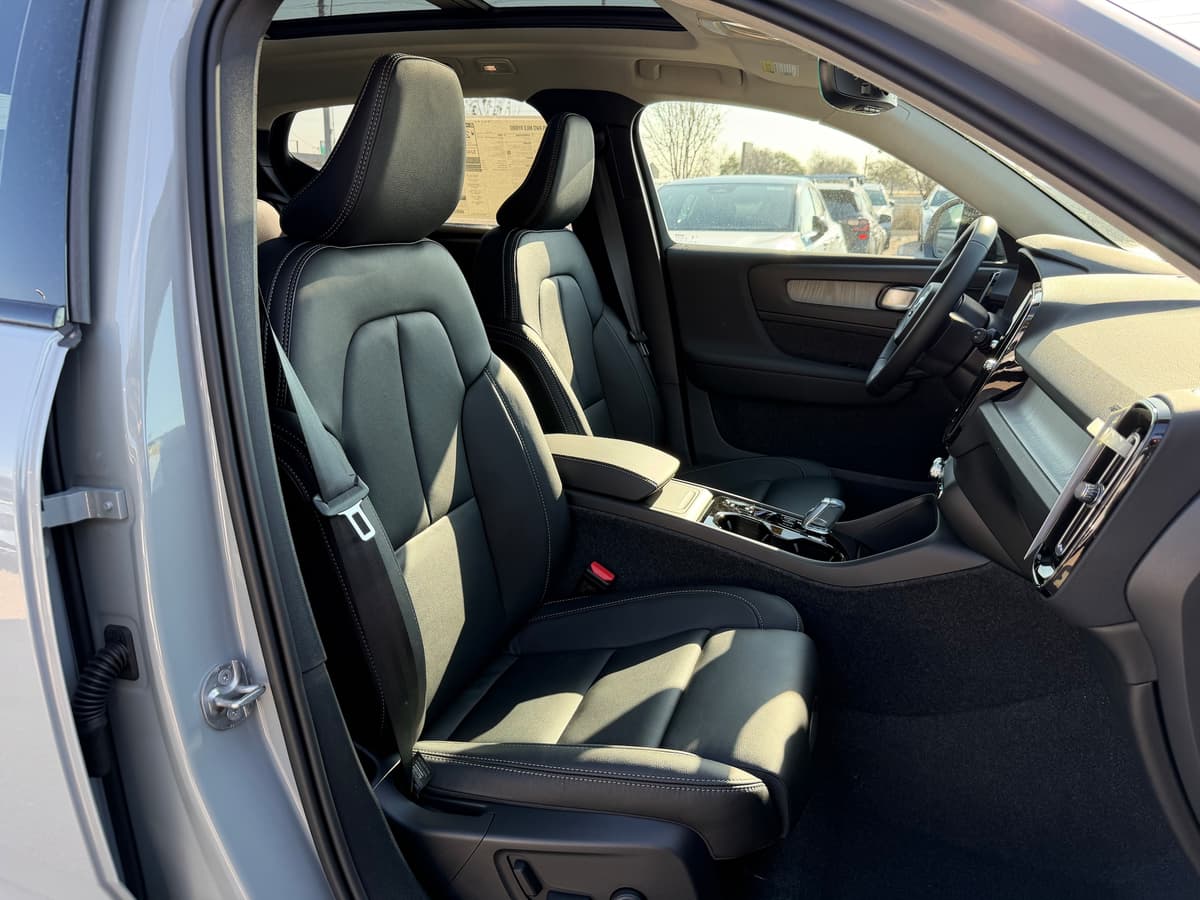 2026 Volvo XC40 - Image 8