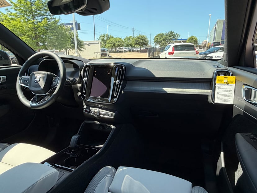 2026 Volvo EX40 - Image 9