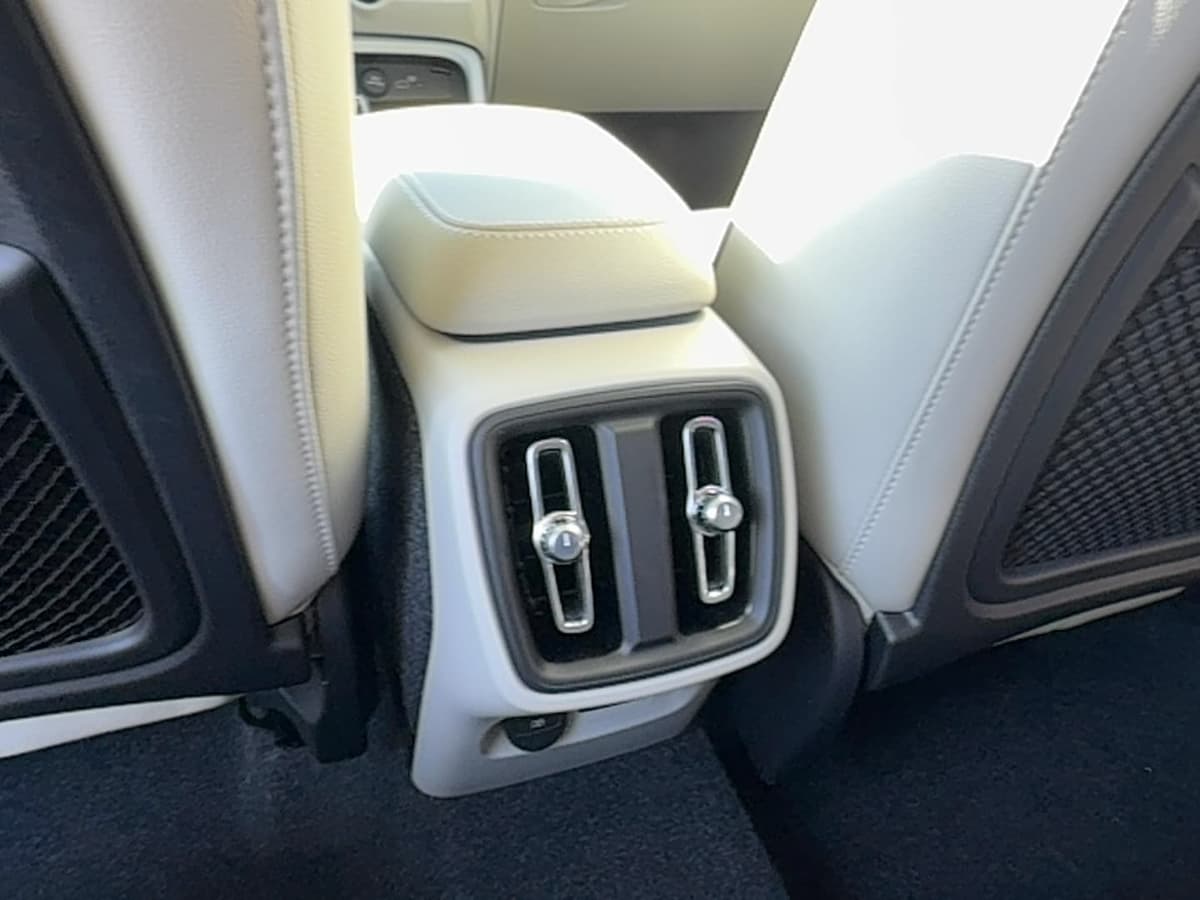 2026 Volvo XC40 - Image 16