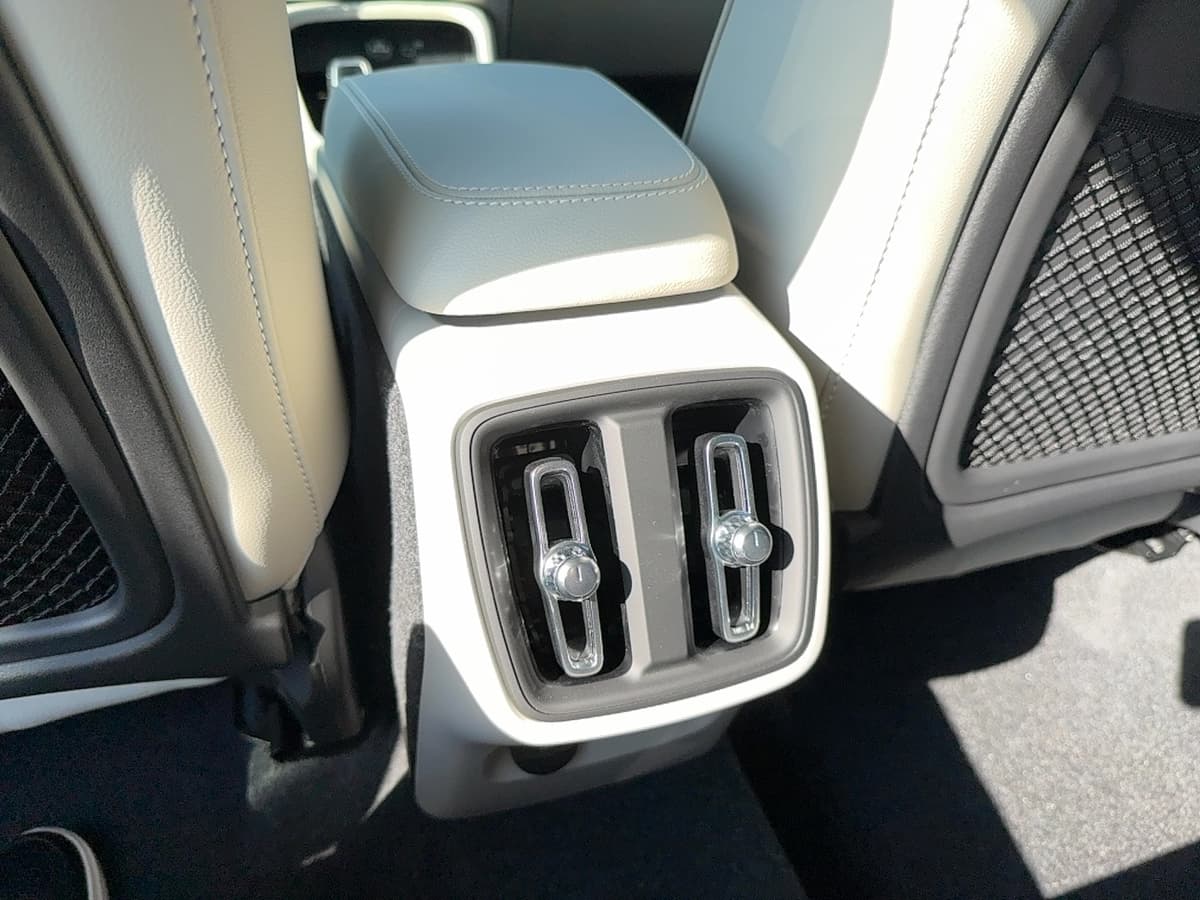 2026 Volvo XC40 - Image 17