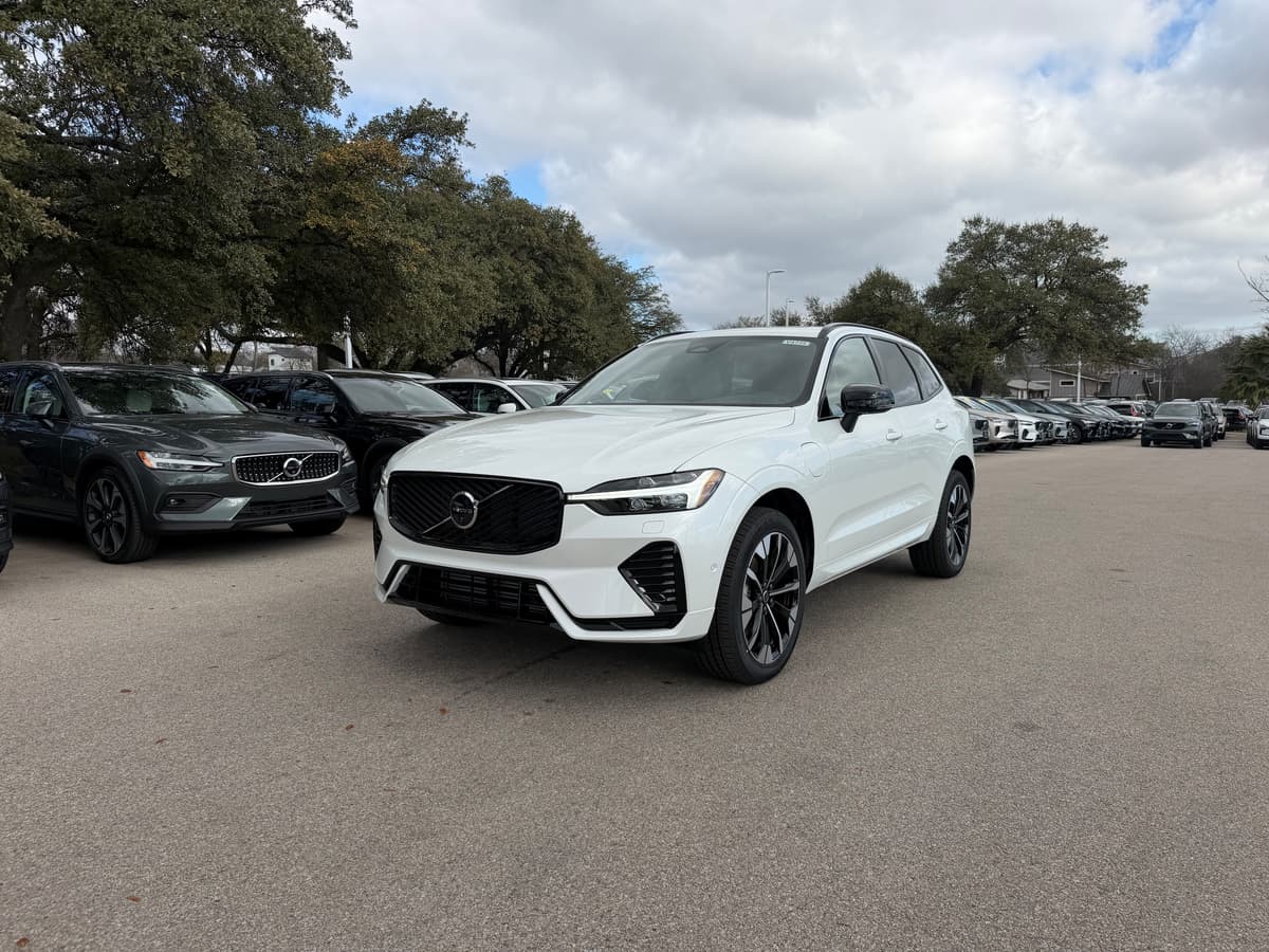 2026 Volvo XC60 plug-in hybrid - Image 2