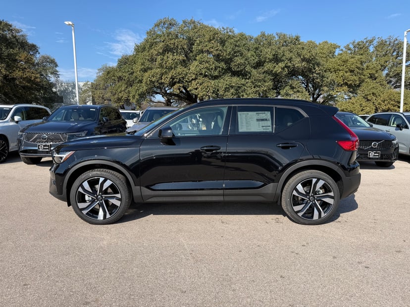 2026 Volvo XC40 - Image 2