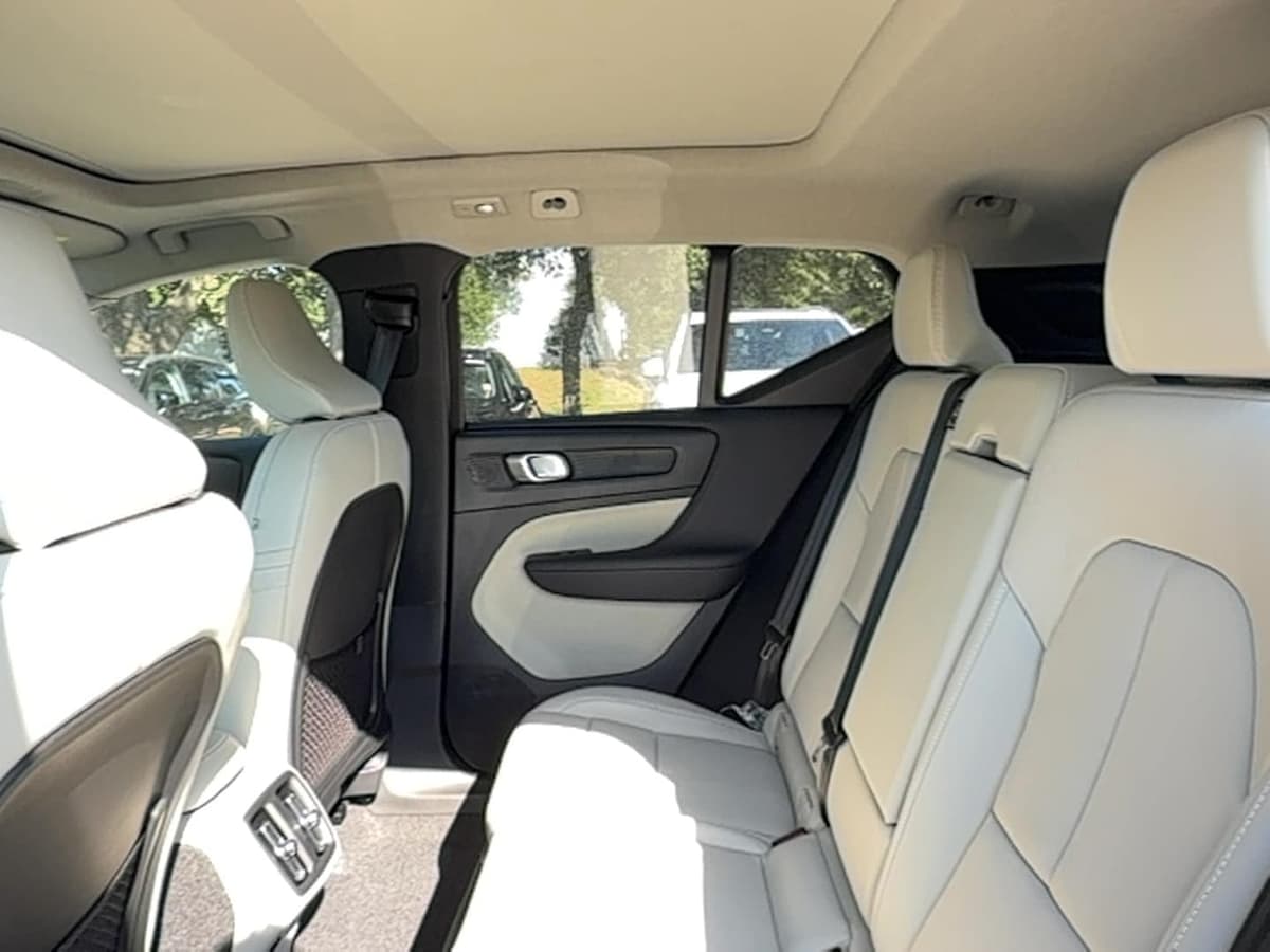 2026 Volvo XC40 - Image 15